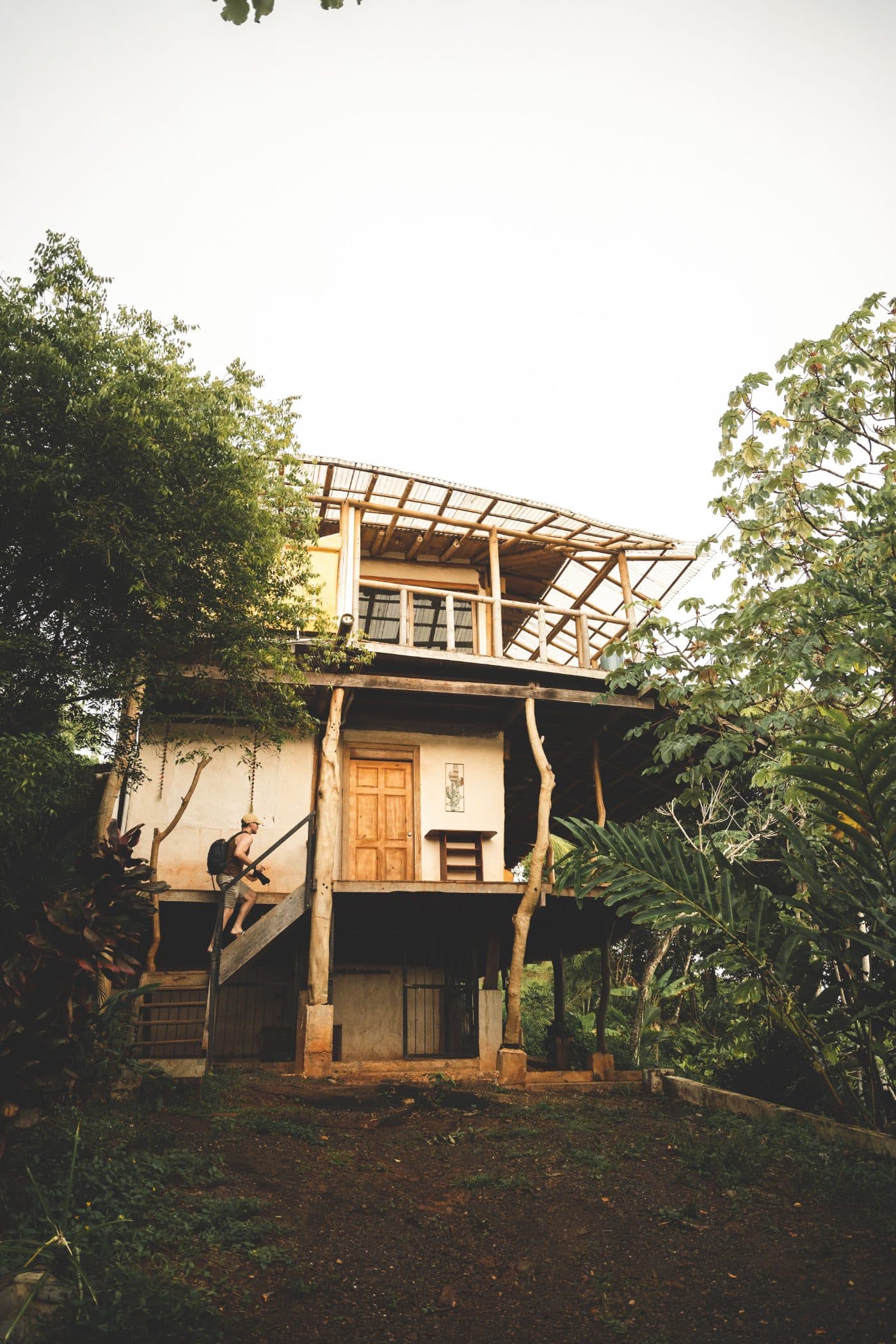 Casa de madera elevada en la selva